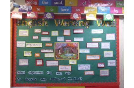 Y1 English working wall. Green poster.